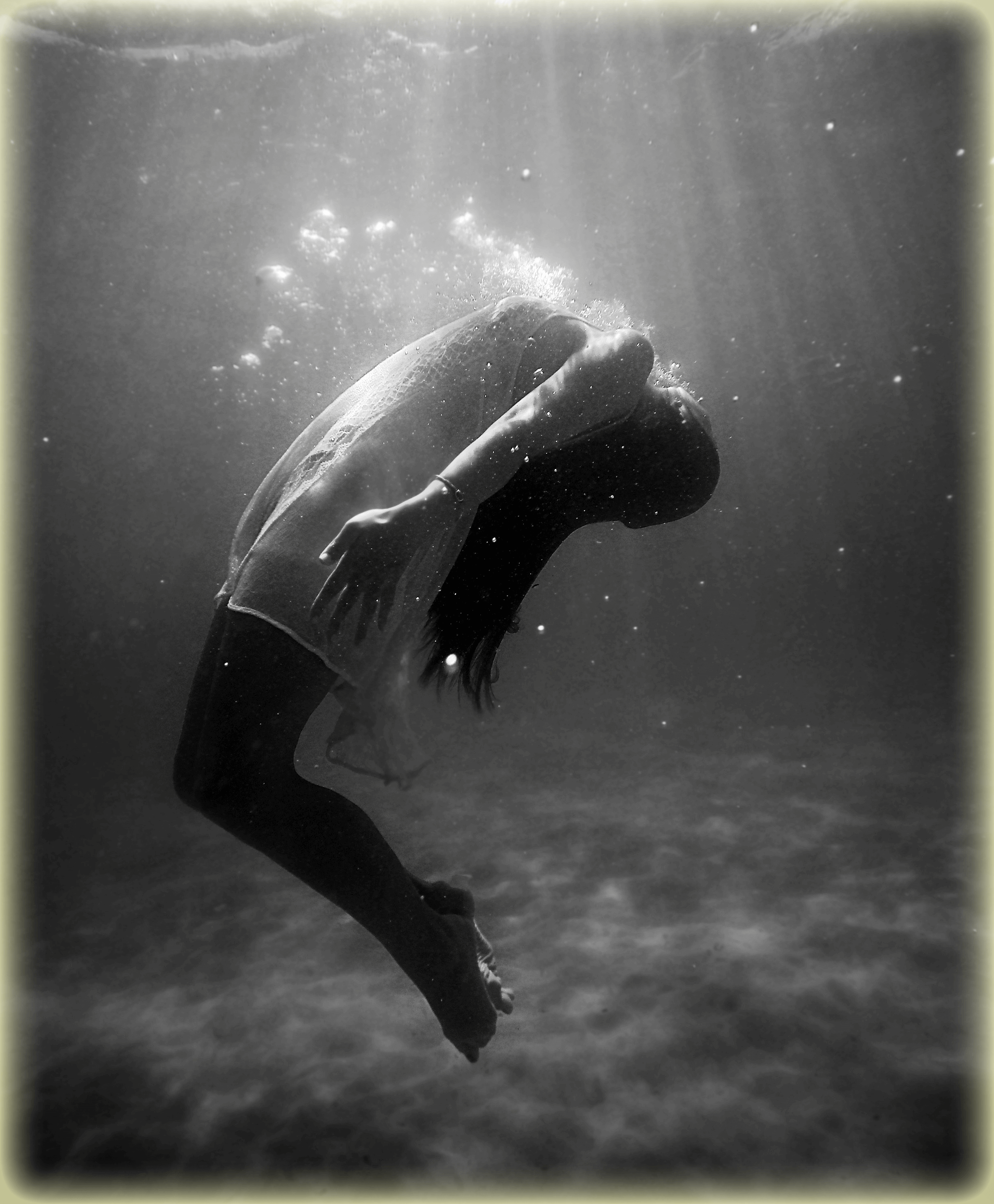 Femme qui se laisse mourir noyée